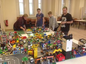 Legobautage - die Bauplatten werden zusammengefügt