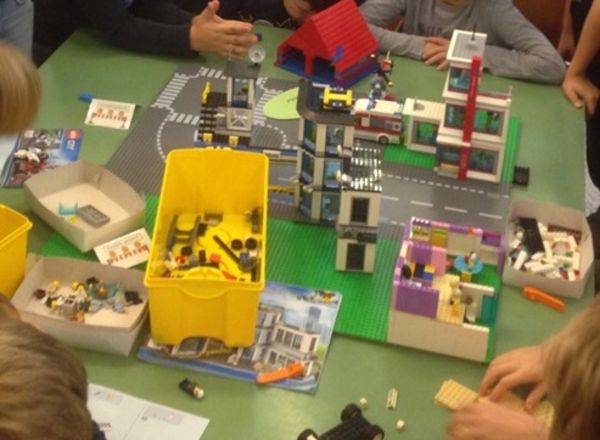Ein Teilstück der Legostadt im Aufbau