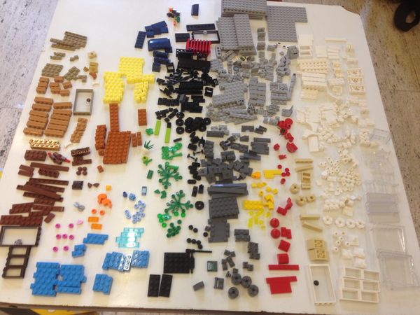 Legobausteine verschiedene auf dem Sortiertisch © Maria Klein