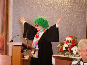 Pfarrerin Kibilka begrüßt die Gemeinde